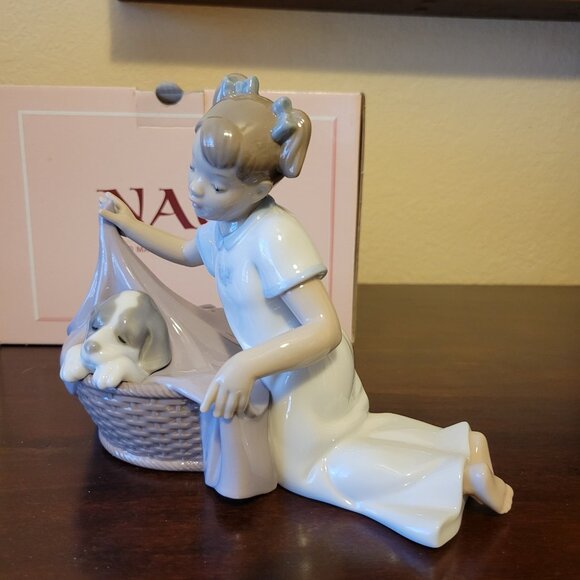 NAO by Lladro Figurine "It's Time to Sleep" Girl With Dog in Basket #1417 - Picture 6 of 9